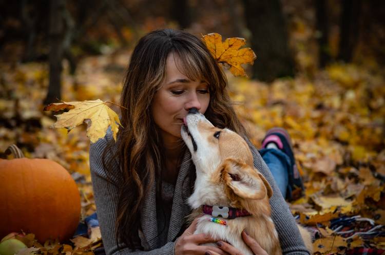 Una mujer le da un beso a su perro