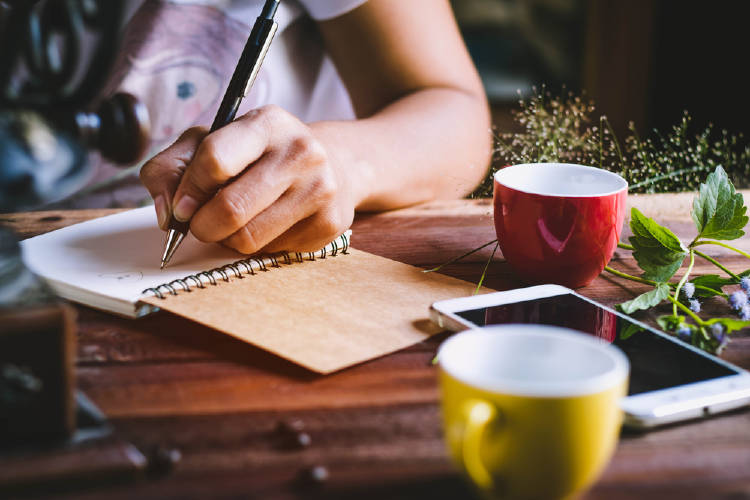 mujer escribe mujer escribe