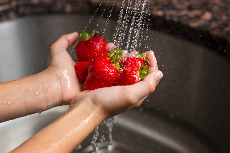 Lavar fresas con el agua del grifo