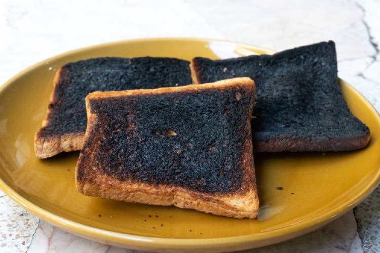 Tres rebanadas de pan quemado sobre un plato