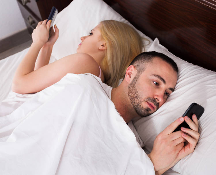 Problemas de pareja por el phubbing Problemas de pareja por el phubbing