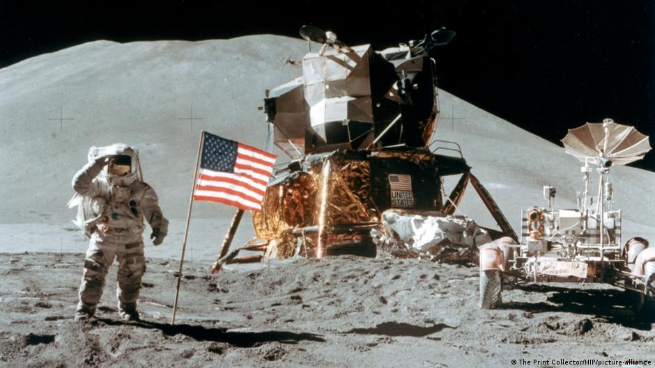 Plantar una bandera en la Luna Plantar una bandera en la Luna es un gesto meramente simbólico.