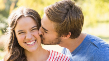 beso pareja