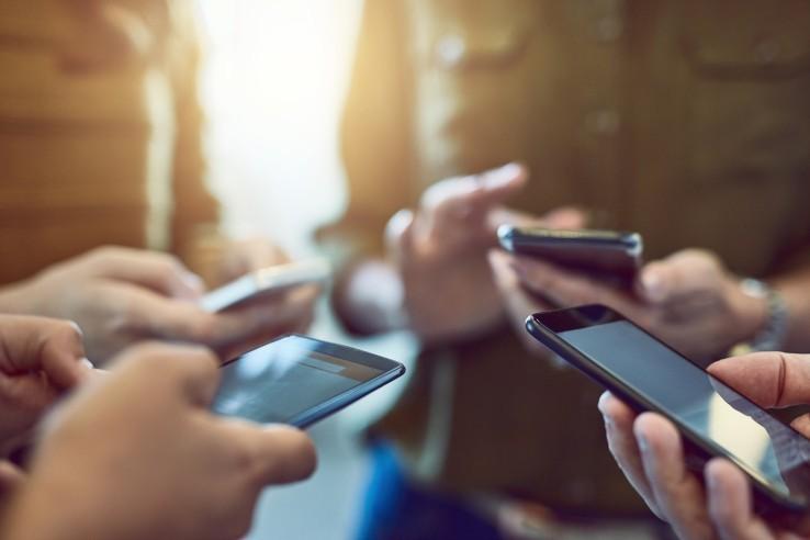 Una encuesta de 2016 mostró que nueve de cada 10 estudiantes franceses entre 12 y 17 años tenían un teléfono móvil Una encuesta de 2016 mostró que nueve de cada 10 estudiantes franceses entre 12 y 17 años tenían un teléfono móvil