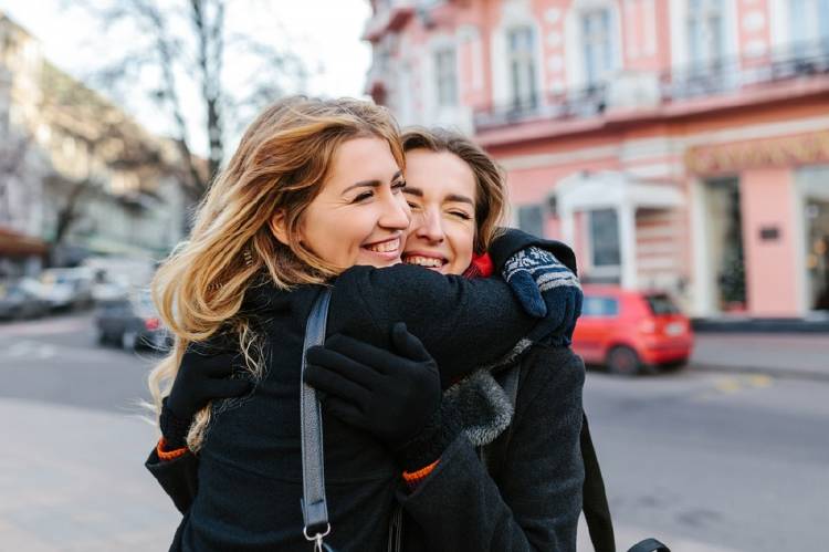 Dos amigas abrazándose