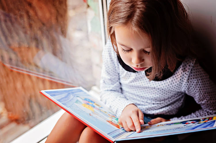 Una niña leyendo un libro