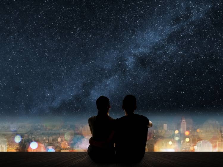 amor pareja cielo Una pareja se abraza mientras mira el cielo estrellado