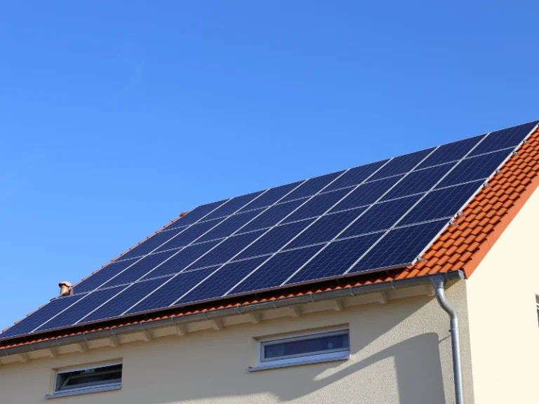 Plan de energia solar en tejados con paneles para 10 millones de hogares en la India 768x576