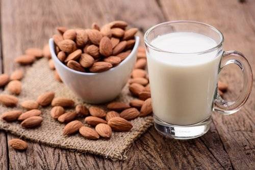 leche de almendras Cae la venta de leche de vaca frente a las leches vegetales