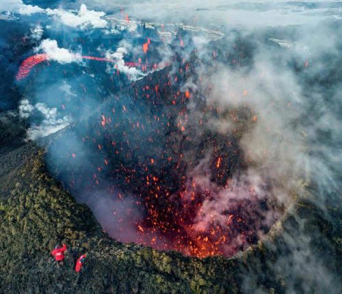 volcan El Servicio Geofísico ruso no relacionó la erupción al potente sismo que sacudió la península de Kamchatka, donde se ubica el Kliuchevskoi, el volcán más alto de Eurasia y, con sus 4.750 metros, uno de los más grandes activos en el mundo© Maxim FESYUNOV