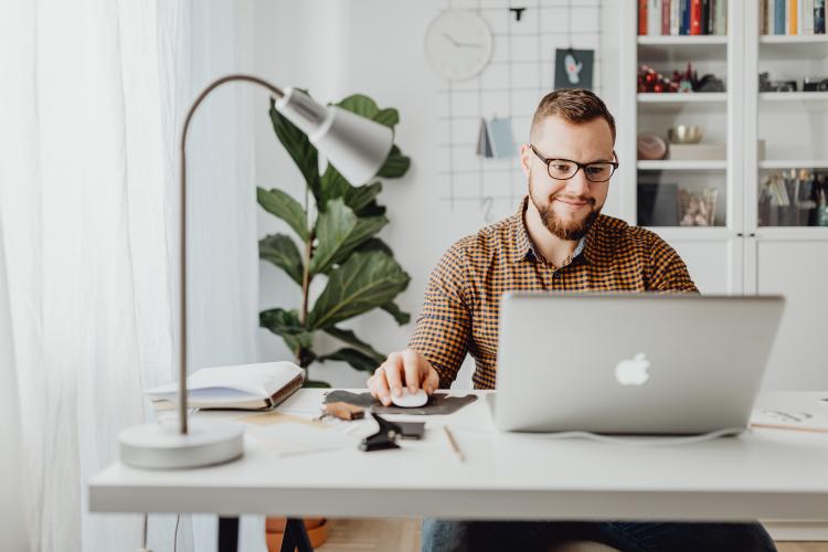 Hombre trabajando remoto con su computadora