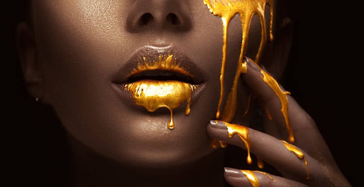 mujer oro liquido mujer oro liquido