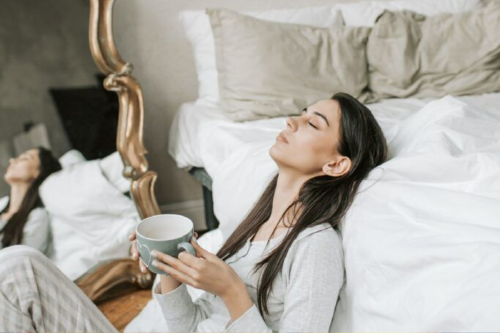 mujer con cafe Mis errores fueron semillas: ¿cómo transformar el dolor en crecimiento?, ¿Y si tus fallas fueran el comienzo de algo nuevo?. (Imagen: Pinterest)