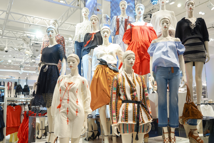 ropa Con el 70% de la ropa usada solo dos o tres veces, Francia toma medidas para frenar el consumo excesivo y reducir el impacto ambiental de la industria textil. (Imagen: th.bing.com)