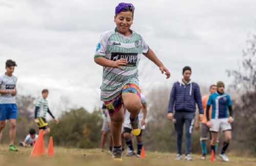 niño entrenando deporte