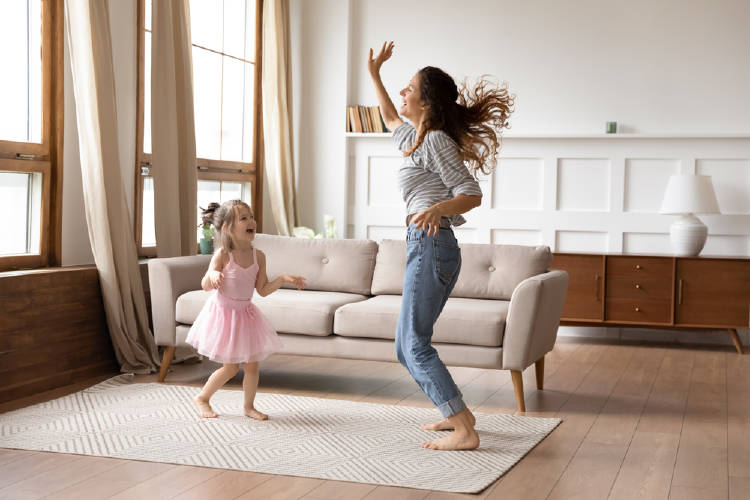 madre hija bailando