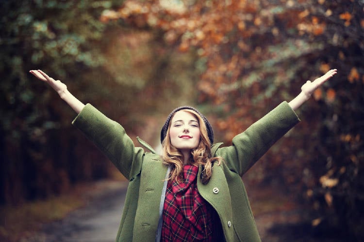 chica brazos abiertos respira naturaleza