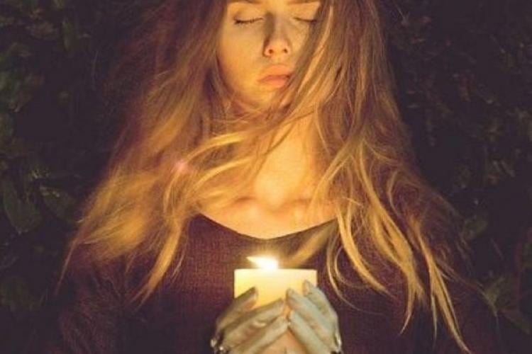 Mujer velas Se cree que el 11 de noviembre, con su combinación numérica de \"11:11\", es un momento de apertura energética. (Foto: Pinterest)