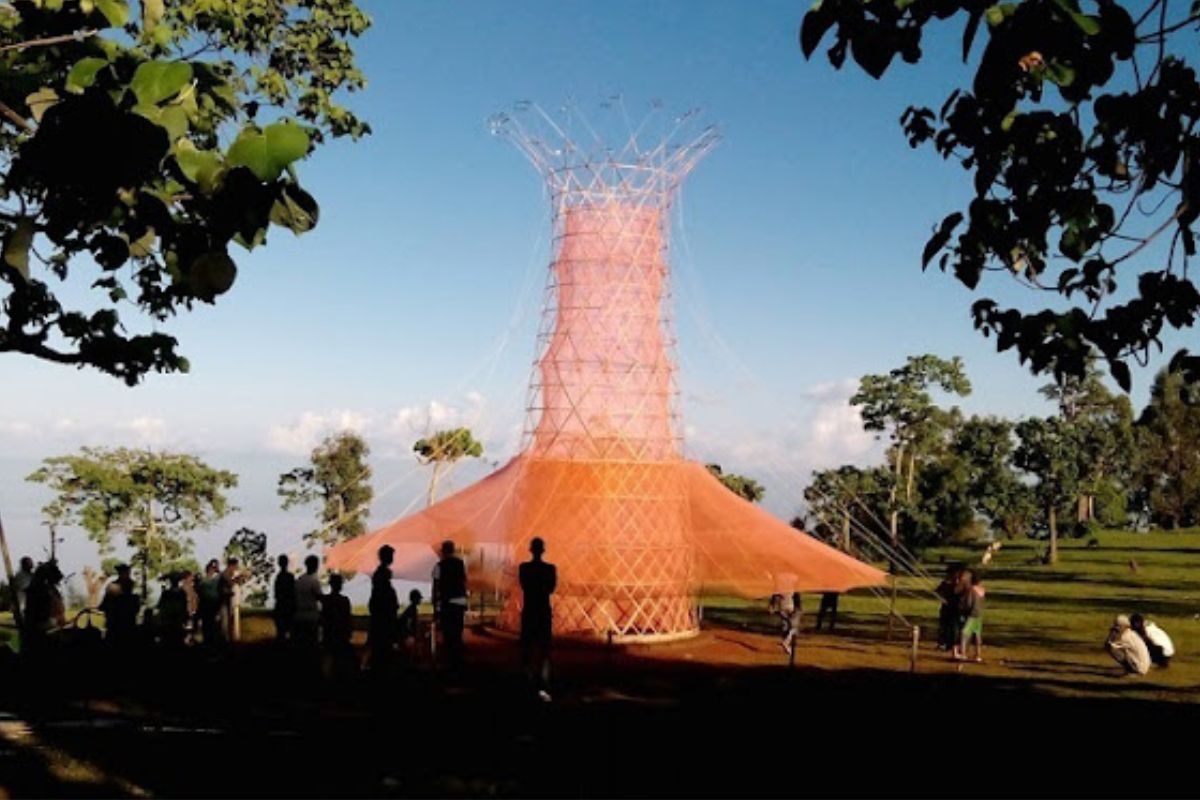 Warka Water es una torre sustentable que condensa humedad, niebla y lluvia para generar agua potable de forma gratuita y autónoma, ideal para comunidades rurales sin infraestructura. (Imagen: tecnoneo.com)