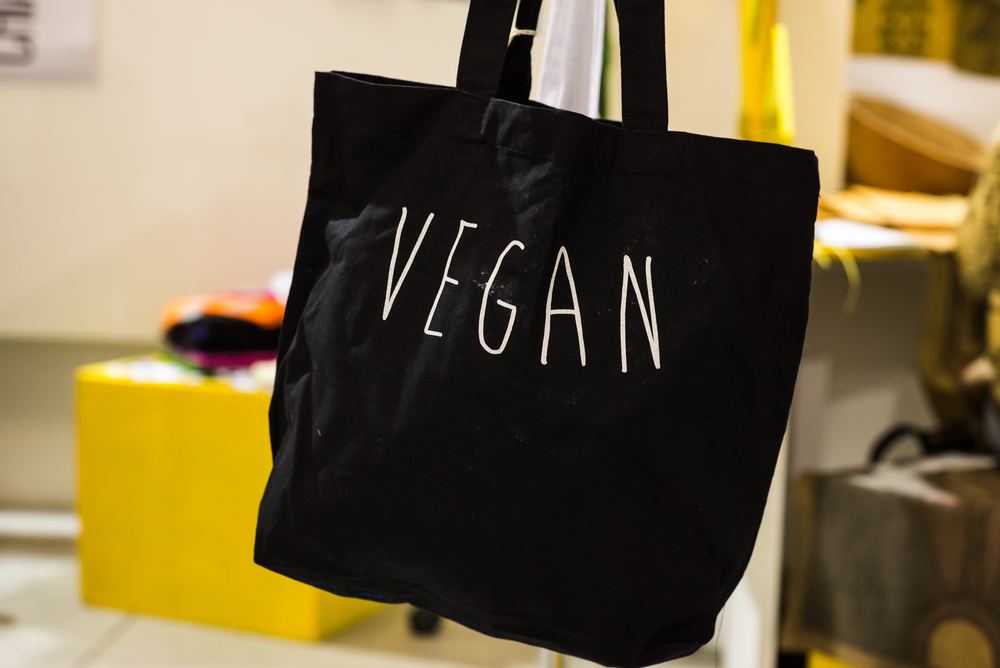 bolso vegano hecho con materiales libres de crueldad animal