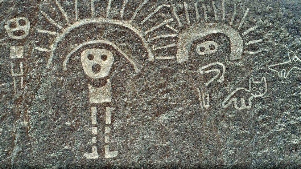 Las líneas de Nazca fueron trazadas por la cultura nazca y están compuestas por varios cientos de figuras geométricas Las líneas de Nazca fueron trazadas por la cultura nazca y están compuestas por varios cientos de figuras geométricas