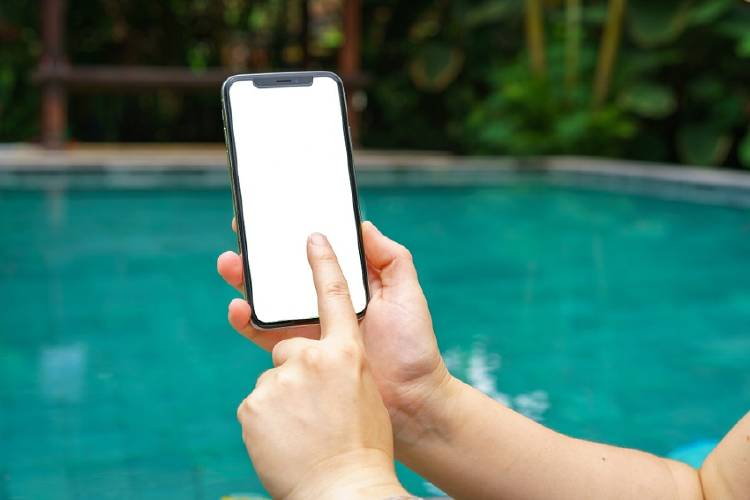 celular smartphone usando celular smartphone con ambas manos