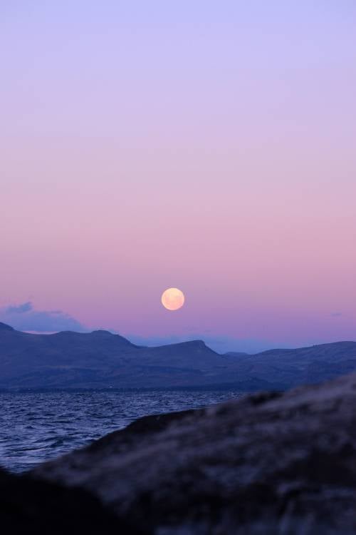 Luna llena sobre el Lago Nahuel Huapi, San Carlos de Bariloche Luna llena sobre el Lago Nahuel Huapi, San Carlos de Bariloche