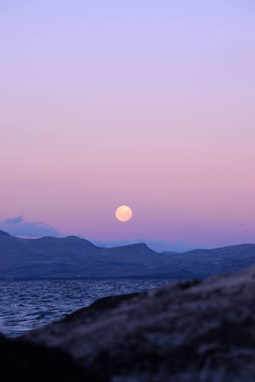 Luna llena sobre el Lago Nahuel Huapi, San Carlos de Bariloche