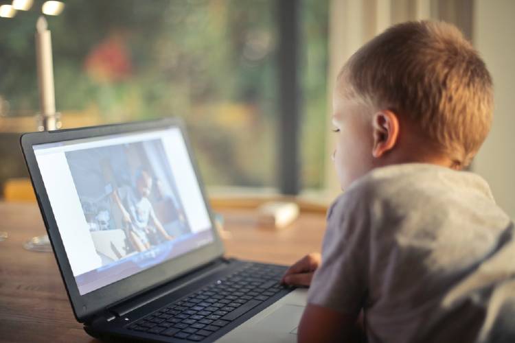 La OMS alerta sobre el uso de pantallas en los niños