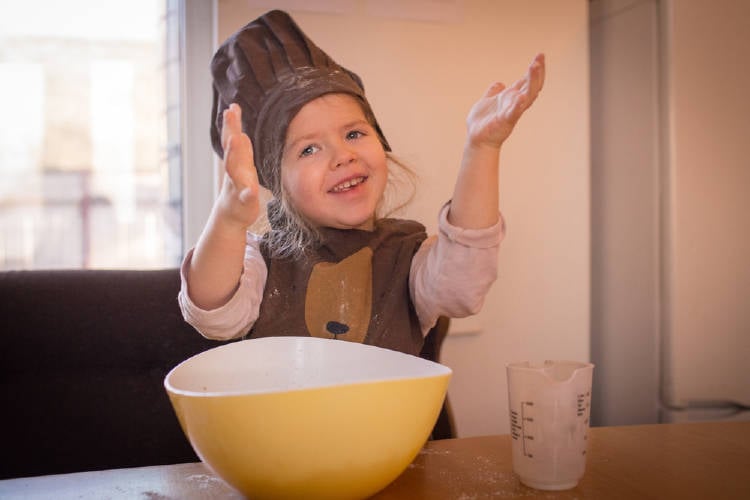 niña cocinando