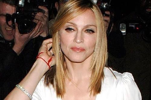 madona usando el hilo rojo Hilo rojo en la muñeca: revelamos todos los secretos del amuleto más potente