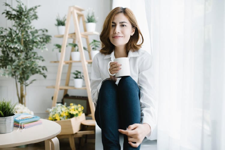 mujer sincronizando el feng shui Feng Shui: qué es, para qué sirve y cómo aplicarlo en tu hogar