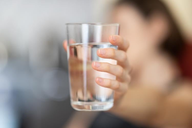 glass 6373356 1280 cuánta agua hay que tomar por día