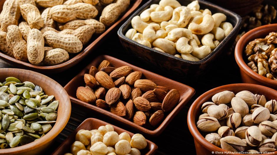 frutos secos varios recipientes con variedad de frutos secos.