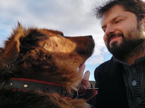 Presidente Gabriel Boric y su perro Brownie Presidente Gabriel Boric y su perro Brownie