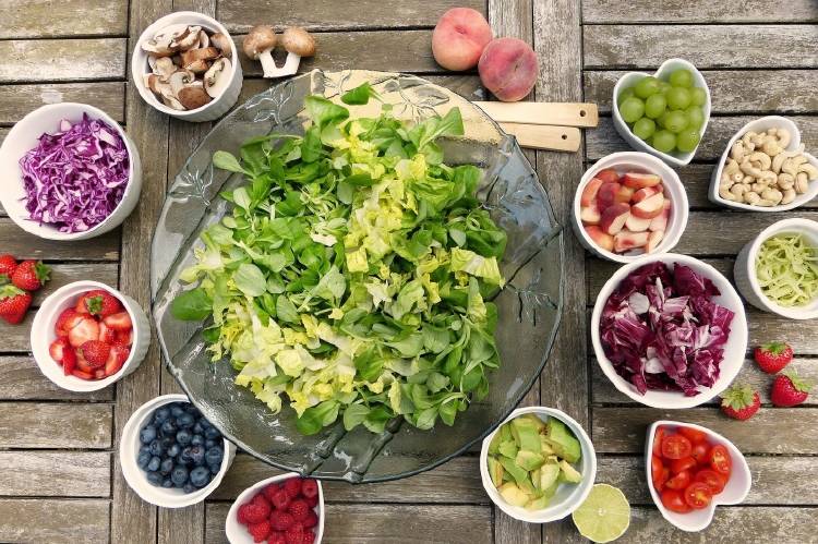 Frutas y verduras en recipientes sobre una mesa