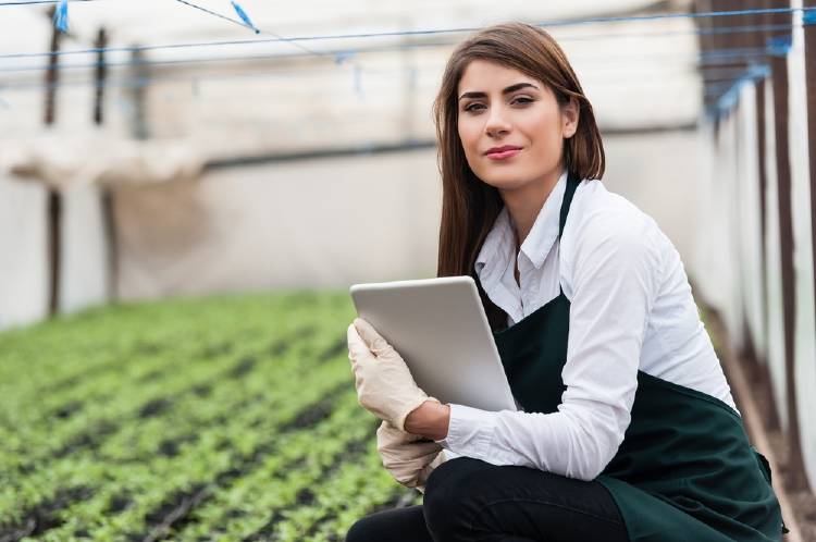 mujer agricultura cientifica alimentos