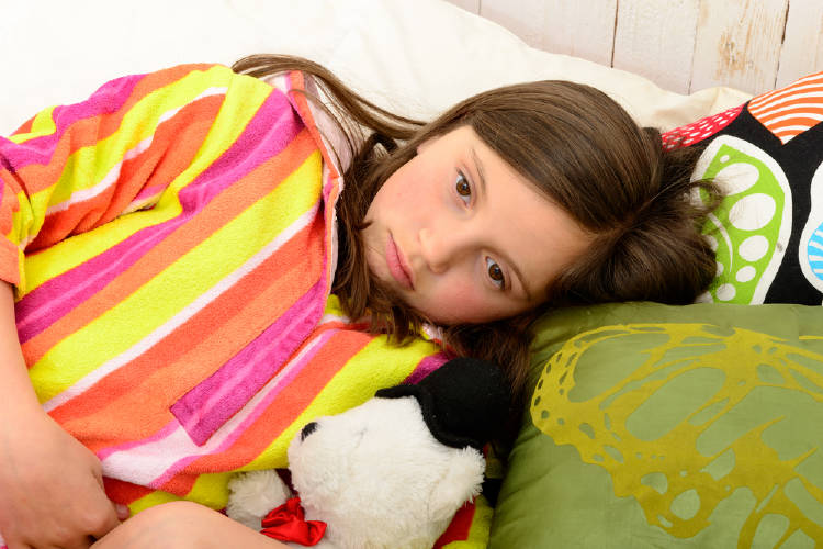 niña dolor de panza niña dolor de panza