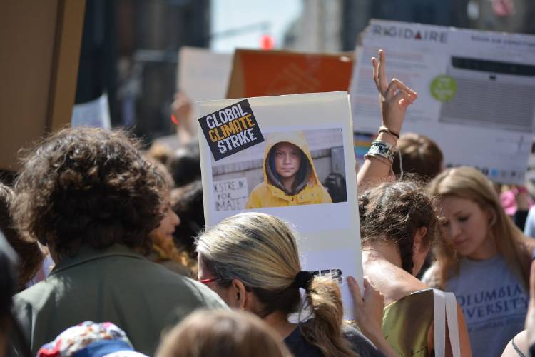 Una persona sostiene un cartel de Greta en una huelga por el clima