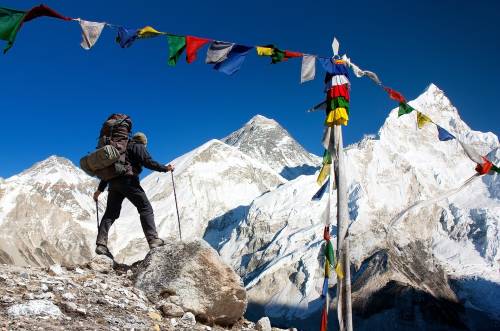 Hallan microplásticos contaminantes cerca de la cima del Everest