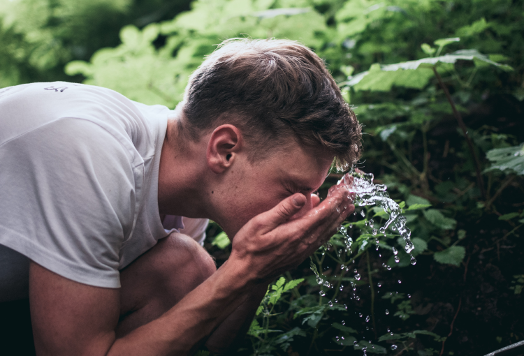 Foto de Tadeusz Lakota en Unsplash Persona refrescándose por ola de calor