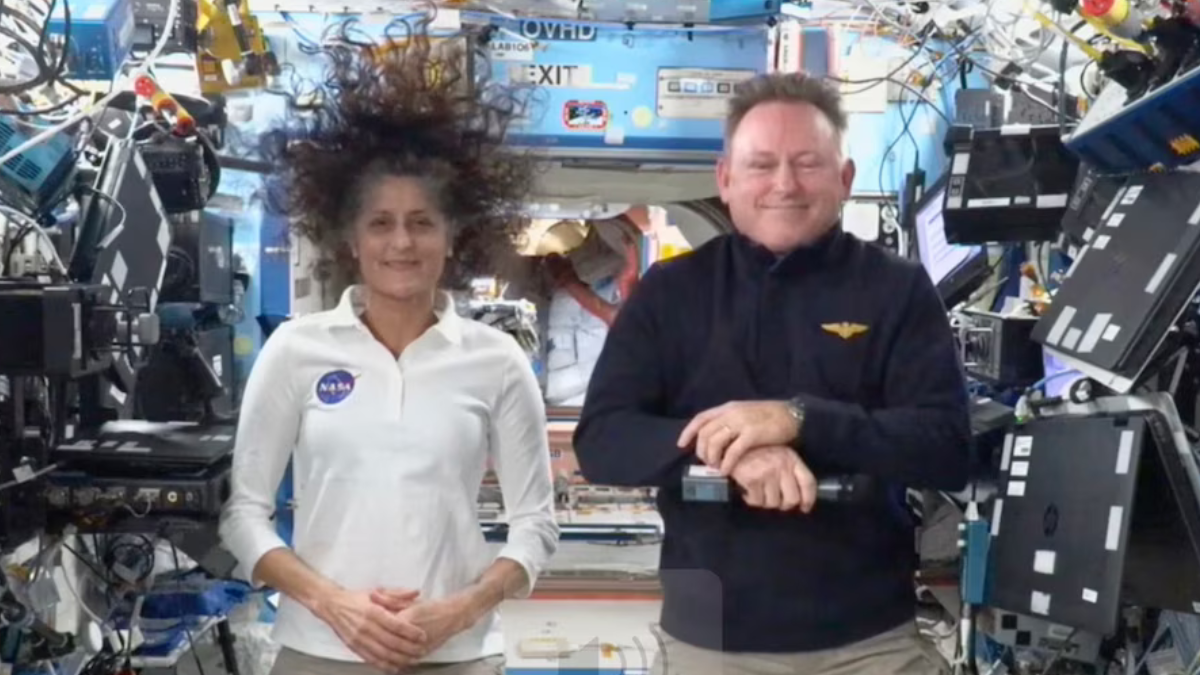 NASA Esta imagen tomada de una transmisión en vivo de la NASA muestra a los astronautas de la agencia Suni Williams y Butch Wilmore durante una conferencia de prensa desde la Estación Espacial Internacional, el viernes 13 de septiembre de 2024. (NASA vía AP, Archivo)