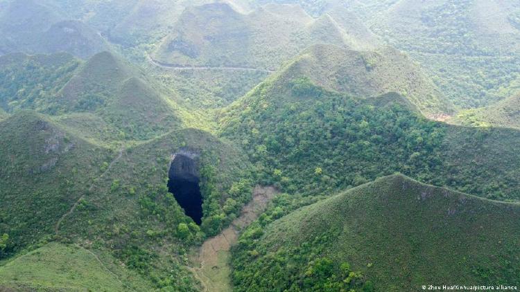 Foto aérea tomada el 19 de abril de 2020 muestra un Tiankeng, o sumidero kárstico gigante, en el Geoparque Global Leye Fengshan.