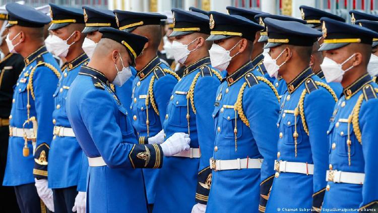 Ropa azul La ropa azul nos da un aspecto seguro, confiable, pero también un poco distante.