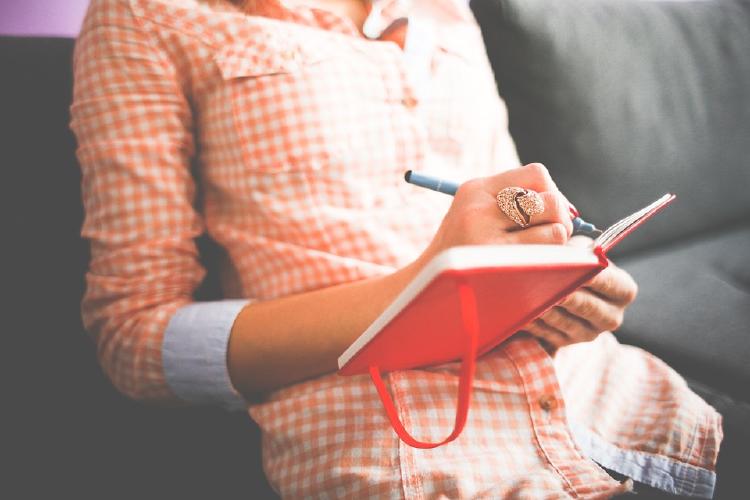 Mujer escribiendo en un cuaderno