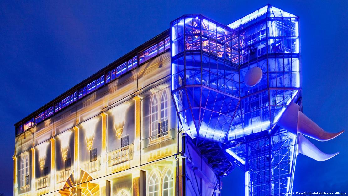 62783545_906 62783545_906