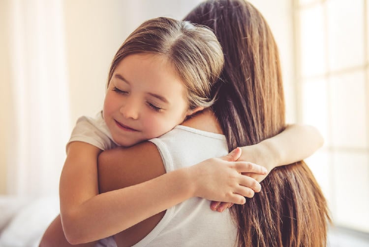 niña abrazo