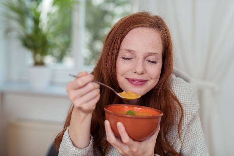 mujer huele comida