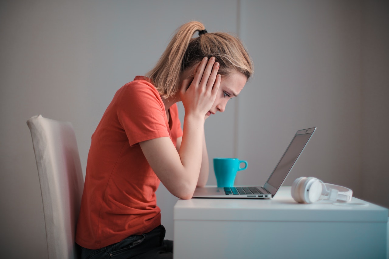 young troubled woman using laptop at home 3755755 (1)