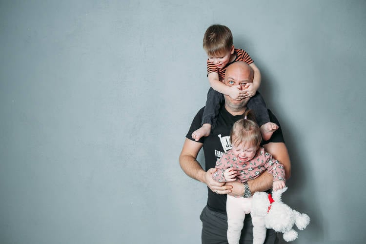 Padre cuida de sus hijos